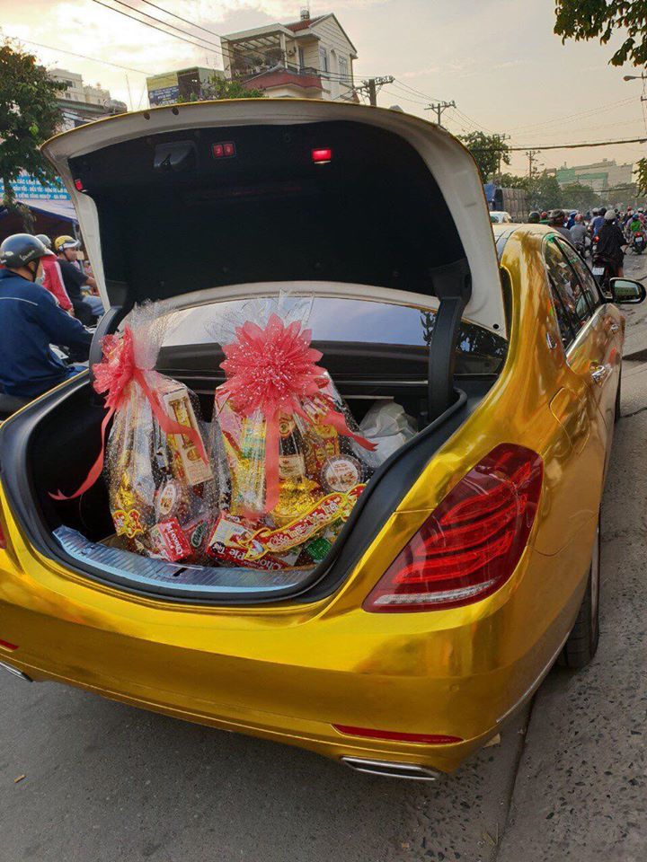 Trần Ngọc Phúc hay Phúc XO thường xuyên khoe một chiếc Mercedes-Benz S-Class với ngoại thất được dân chơi này cho rằng là Trần Ngọc Phúc hay Phúc XO thường xuyên khoe một chiếc Mercedes-Benz S-Class với ngoại thất được dân chơi này cho rằng là mạ vàng.