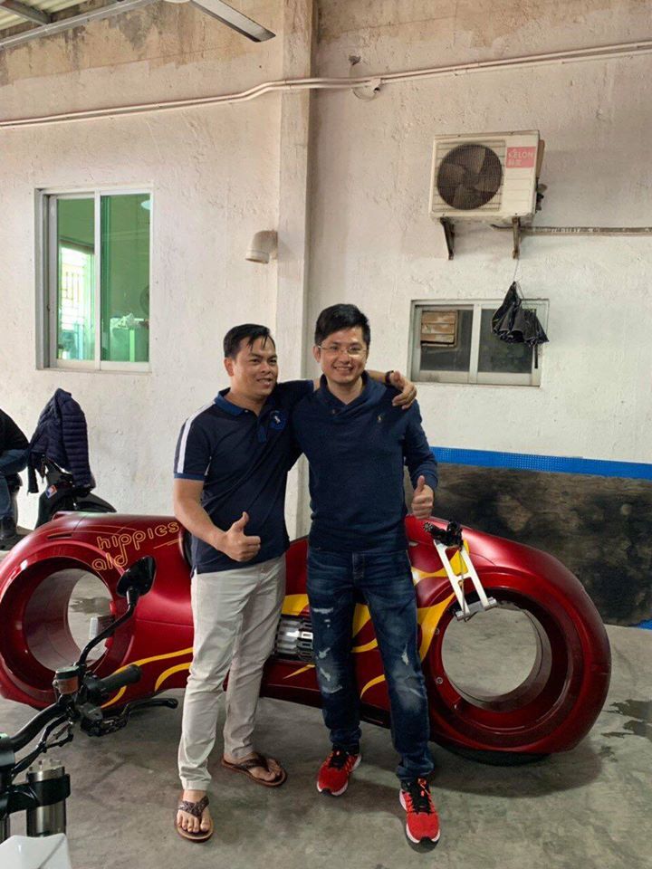 Được biết, chiếc xe mô tô mang kiểu dáng Tron bản thương mại được phát triển từ mẫu concept Neutron đình đám của Parker Brothers Được biết, chiếc xe mô tô mang kiểu dáng Tron bản thương mại được phát triển từ mẫu concept Neutron đình đám của Parker Brothers