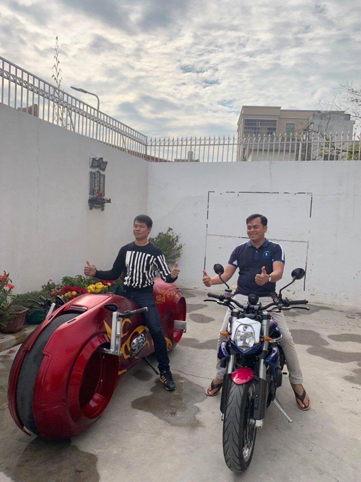 Nhưng trong số những chiếc mô tô Nhưng trong số những chiếc mô tô khủng được Phúc XO hay chia sẻ lên mạng xã hội phải kể đến chiếc xe có ngoại hình rất giống với siêu mô tô Tron Light Cycle