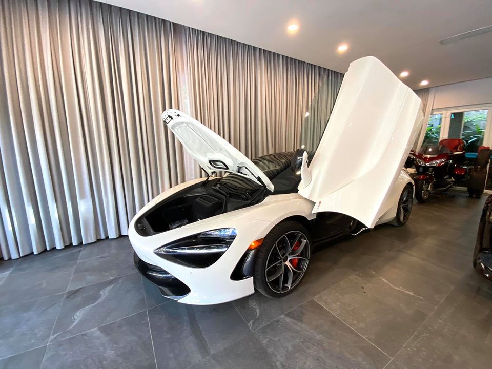 Sau khi được mang ra Hà Nội đăng kiểm, chiếc siêu xe mui trần McLaren 720S Spider đầu tiên về Việt Nam đã được vận chuyển vào trong Nam Sau khi được mang ra Hà Nội đăng kiểm, chiếc siêu xe mui trần McLaren 720S Spider đầu tiên về Việt Nam đã được vận chuyển vào trong Nam