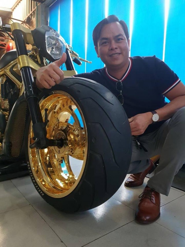 Phúc XO chụp ảnh cùng một chiếc mô tô được dân chơi này khoe mình đã mạ vàng. Phúc XO chụp ảnh cùng một chiếc mô tô được dân chơi này khoe mình đã mạ vàng.
