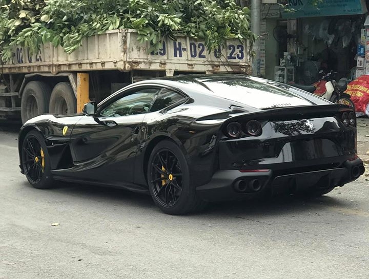 Chiếc Ferrari 812 Superfast thứ 2 về Việt Nam có ngoại thất sơn màu đen, bộ mâm cũng được hoàn thành màu sơn tối đi kèm logo và cùm phanh màu vàng