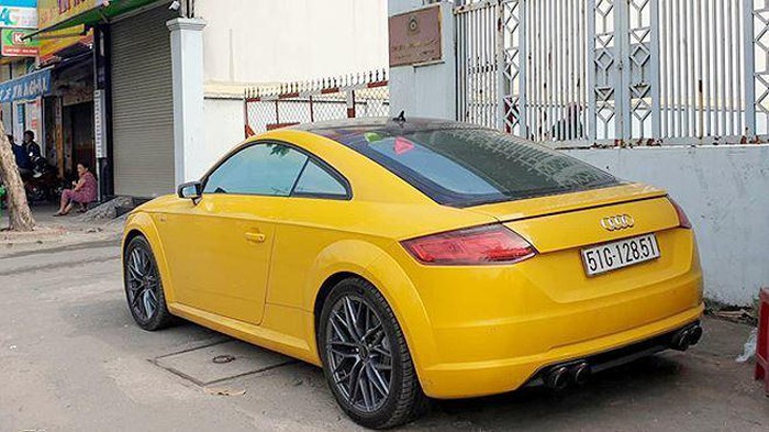 Ngoài Mercedes-Benz S-Class, Phúc XO còn hay sử dụng một chiếc Audi TT mang màu vàng. Ngoài Mercedes-Benz S-Class, Phúc XO còn hay sử dụng một chiếc Audi TT mang màu vàng.