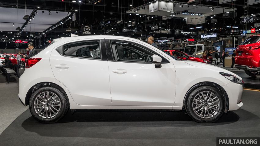 Phát hiện điểm mù và cảnh báo phương tiện cắt ngang khi lùi chỉ có trên Mazda2 2020 bản cao cấp