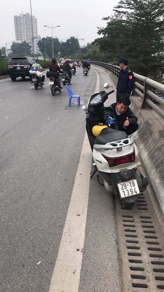 Chiếc xe máy của chị H. tại hiện trường vụ tai nạn Chiếc xe máy của chị H. tại hiện trường vụ tai nạn