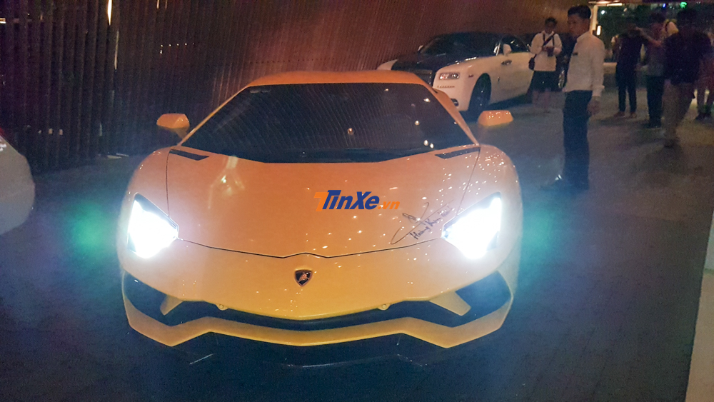Tối qua, doanh nhân quận 12 đã lái chiếc siêu xe Lamborghini Aventador S LP740-4 độc nhất Việt Nam đến dự tiệc cùng các thành viên trong đoàn Car Passion. Tối qua, doanh nhân quận 12 đã lái chiếc siêu xe Lamborghini Aventador S LP740-4 độc nhất Việt Nam đến dự tiệc cùng các thành viên trong đoàn Car Passion.