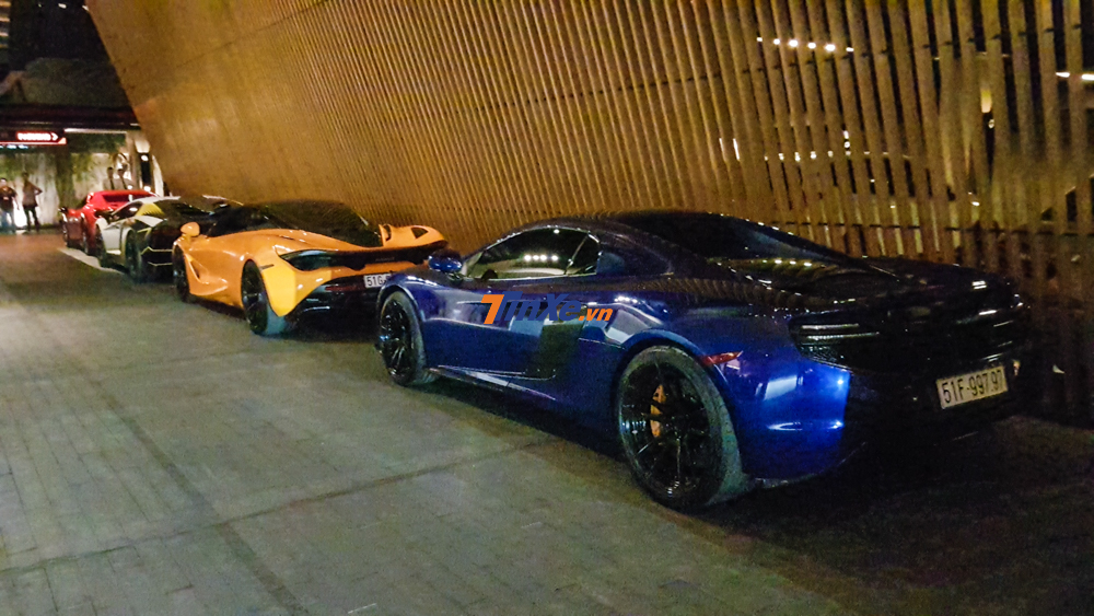 Đỗ hàng đầu tiên là siêu xe Ferrari 488 Spider màu đỏ, kế đến là Lamborghini Aventador LP700-4 và McLaren 720S màu cam của Cường Đỗ hàng đầu tiên là siêu xe Ferrari 488 Spider màu đỏ, kế đến là Lamborghini Aventador LP700-4 và McLaren 720S màu cam của Cường Đô-la
