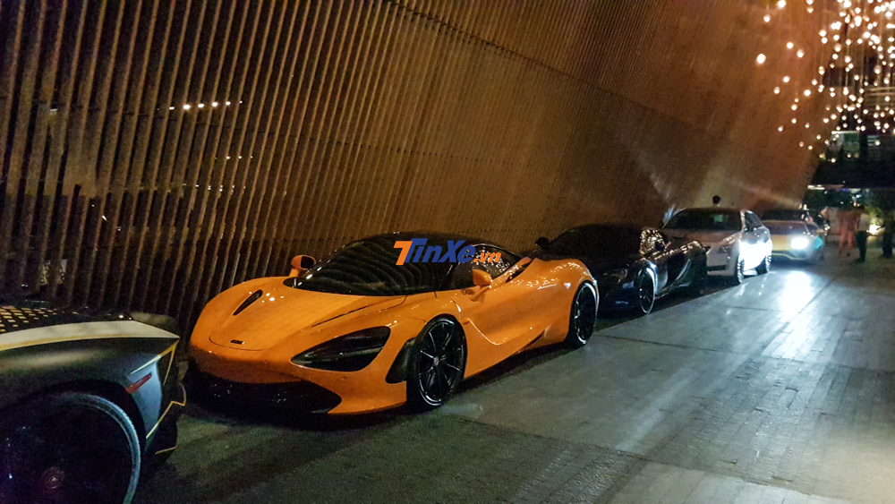 Khá thú vị là Cường Khá thú vị là Cường Đô-la và Đàm Thu Trang lại di chuyển trên một chiếc Porsche Cayenne đến buổi tiệc này