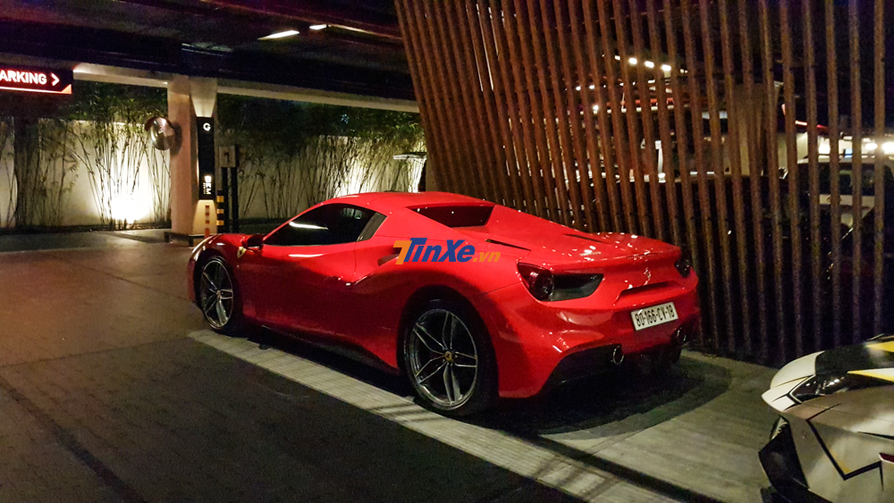 Siêu xe mui trần Ferrari 488 Spider này từng thuộc sở hữu của Cường Siêu xe mui trần Ferrari 488 Spider này từng thuộc sở hữu của Cường Đô-la. Hiện tại, trưởng đoàn Car Passion hay cầm lái mẫu xe này