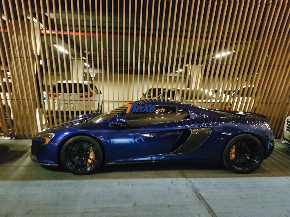 Siêu xe mui trần McLaren 650S Spider màu xanh Aurora Blue độc nhất Việt Nam cũng góp mặt vào sự kiện tối qua. Chiếc xe này được độ mâm hàng hiệu của ADV.1 Siêu xe mui trần McLaren 650S Spider màu xanh Aurora Blue độc nhất Việt Nam cũng góp mặt vào sự kiện tối qua. Chiếc xe này được độ mâm hàng hiệu của ADV.1