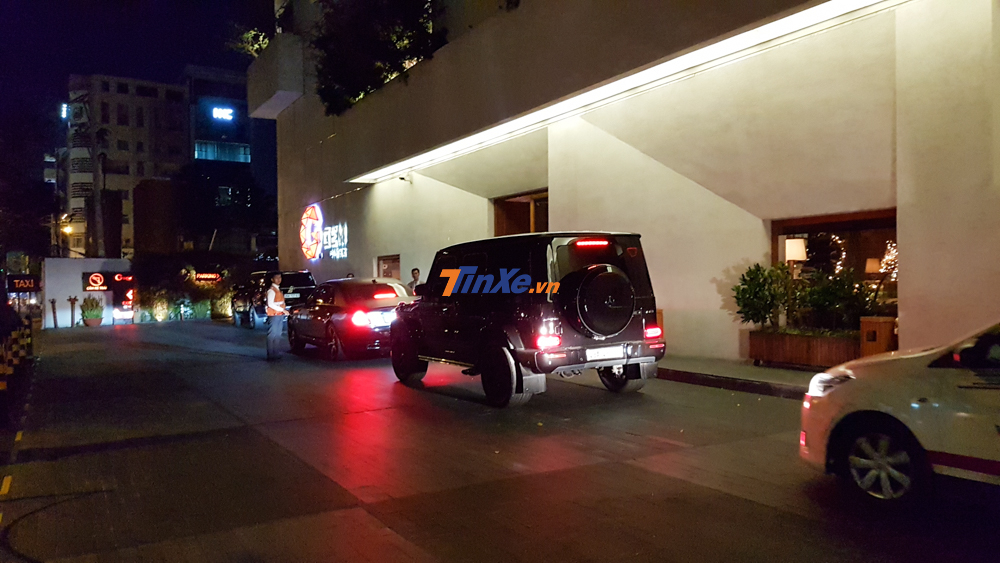 Cặp đôi Rolls-Royce Ghost và Mercedes-AMG G63 Edition One 2019 màu đen đến khá trễ. Xe do hai thành viên của đoàn Car Passion ngoài Hà Nội cầm lái Cặp đôi Rolls-Royce Ghost và Mercedes-AMG G63 Edition One 2019 màu đen đến khá trễ. Xe do hai thành viên của đoàn Car Passion ngoài Hà Nội cầm lái