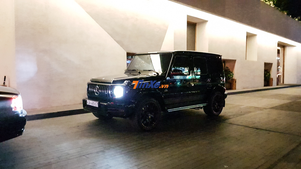 Khá đáng tiếc là chiếc SUV hạng sang Mercedes-AMG G63 Edition 1 màu đen của trưởng đoàn Car Passion vẫn sử dụng động cơ xăng V8, tăng áp kép, dung tích 4.0 lít như phiên bản tiêu chuẩn. Khá đáng tiếc là chiếc SUV hạng sang Mercedes-AMG G63 Edition 1 màu đen của trưởng đoàn Car Passion vẫn sử dụng động cơ xăng V8, tăng áp kép, dung tích 4.0 lít như phiên bản tiêu chuẩn. Trái tim này trên bản đặc biệt của Mercedes-AMG G63 vẫn sản sinh công suất tối đa 577 mã lực và mô-men xoắn cực đại 850 Nm tại dải tua máy 2.500 - 3.500 vòng/phút.
