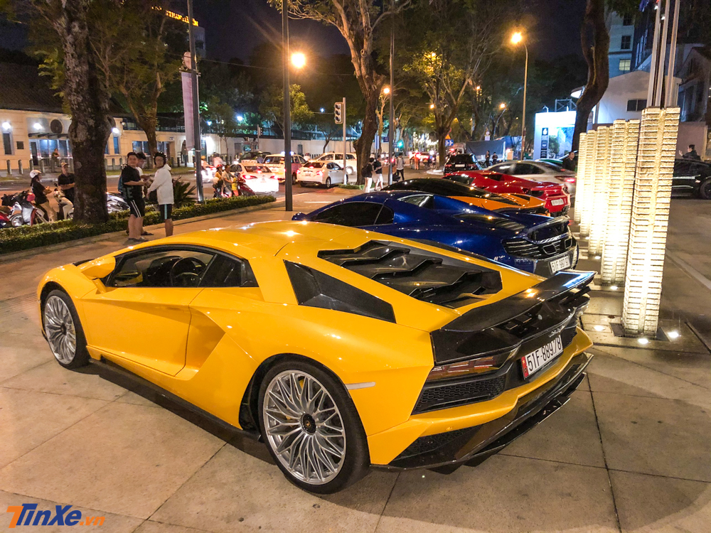 Trong số dàn siêu xe này đáng chú ý nhất là việc chiếc Lamborghini Aventador S LP740-4 mới được chủ nhân là doanh nhân quận 12 nâng cấp thêm một số đồ chơi hàng hiệu theo xe.