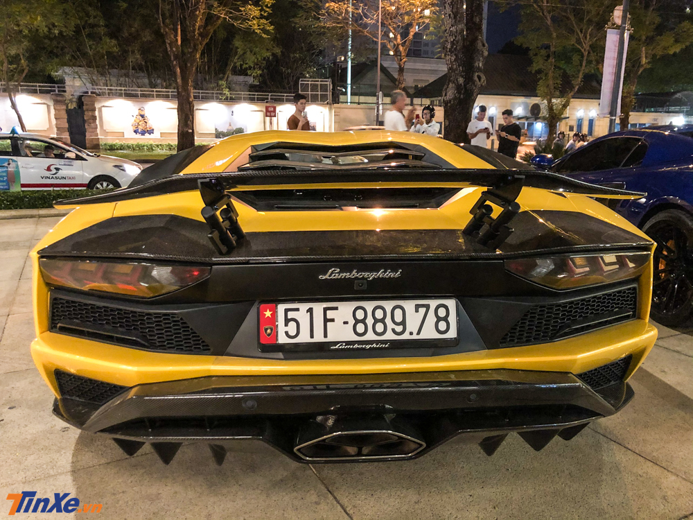 siêu xe Lamborghini Aventador S của doanh nhân quận 12 còn mới được nâng cấp thêm cánh gió đuôi cố định bằng carbon của DMC.
