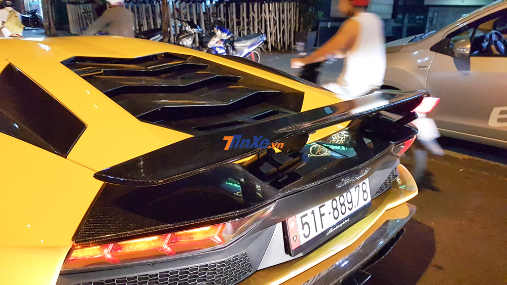 Với chất liệu từ Titanium, ống xả độ Ryft Titanium Race sẽ giúp cho siêu xe Lamborghini Aventador S LP740-4 độc nhất Việt Nam giảm cân khoảng 12 kg so với khi xe lắp ống xả nguyên bản.