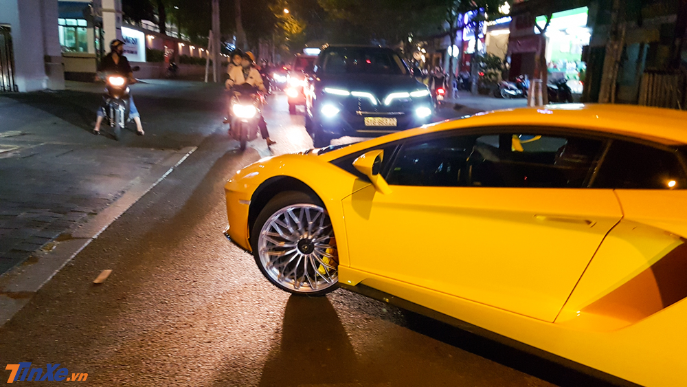 Một thay đổi đáng giá khác trên Lamborghini Aventador S LP740-4 so với bản tiêu chuẩn chính là bộ mâm đa chấu kép mới siêu nhẹ với mâm trước có kích thước 20 inch và bánh sau là 21 inch. Điểm nhấn là khoá bánh trung tâm thiết kế bắt mắt