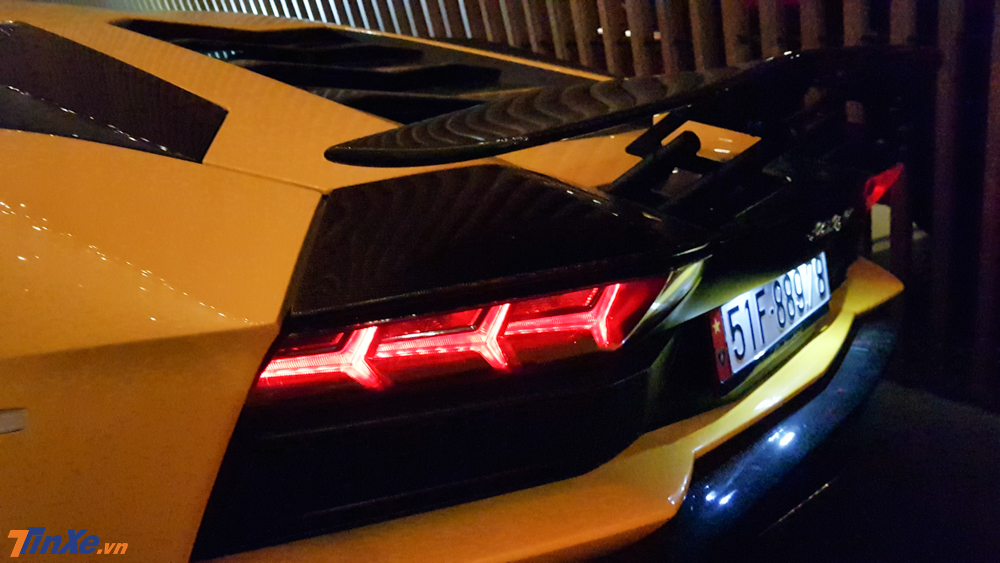 Việc lắp thêm cánh gió đuôi cố định bằng carbon của DMC cho siêu xe Lamborghini Aventador S LP740-4 không làm thay đổi kết cấu hoạt động của cánh gió đuôi cố định của siêu bò này