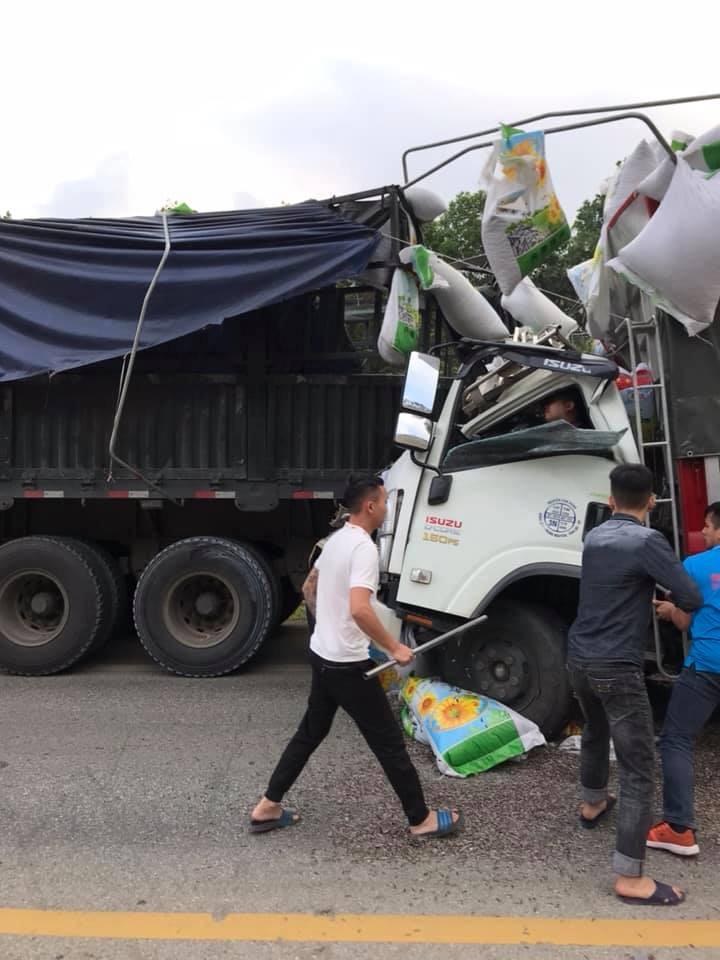 Hiện trường vụ tai nạn giữa chiếc ô tô tải và xe container