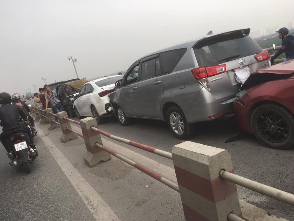 Hiện trường vụ tai nạn tông xe dây chuyền trên cầu Thanh Trì
