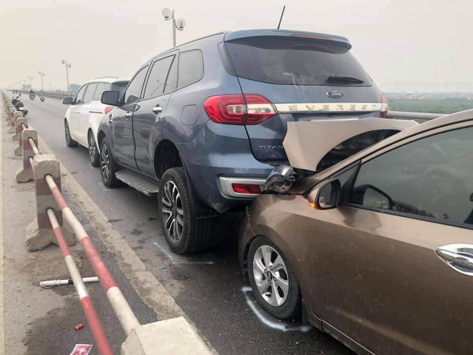 3 chiếc ô tô tông xe dây chuyền nhau bao gồm Kia Sedona, Ford Everest và Hyundai màu nâu