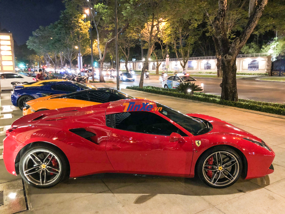McLaren 720S màu cam của Cường Đô-la cùng dàn siêu xe của những người bạn xuất hiện tại sinh nhật của Đàm Thu Trang vào tối ngày 29 tháng 11