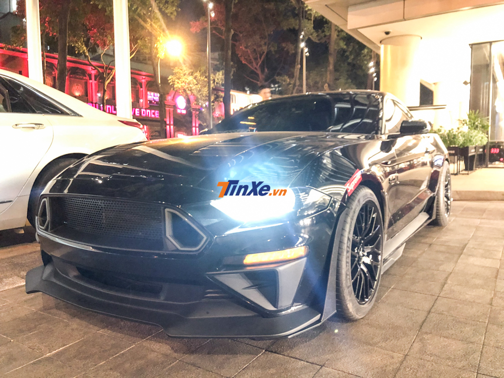 Một chiếc Ford Mustang độ rất hầm hố
