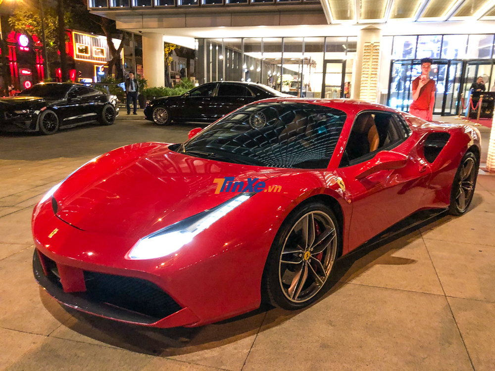 Ferrari 488 Spider do trưởng đo&agrave;n Car Passion điều khiển