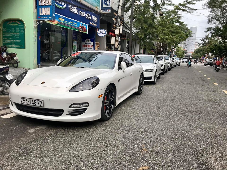 Có 3 chiếc Porsche tham dự vào đám cưới này
