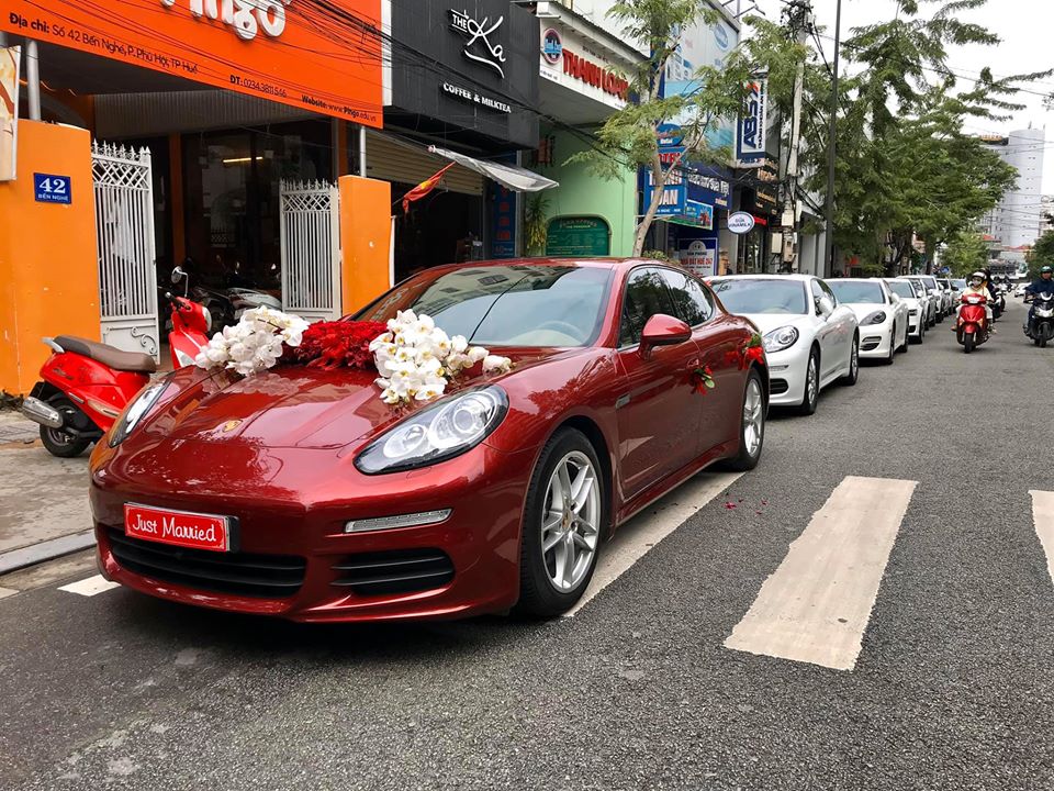 Một đám cưới khác có dàn xe sang khủng không kém