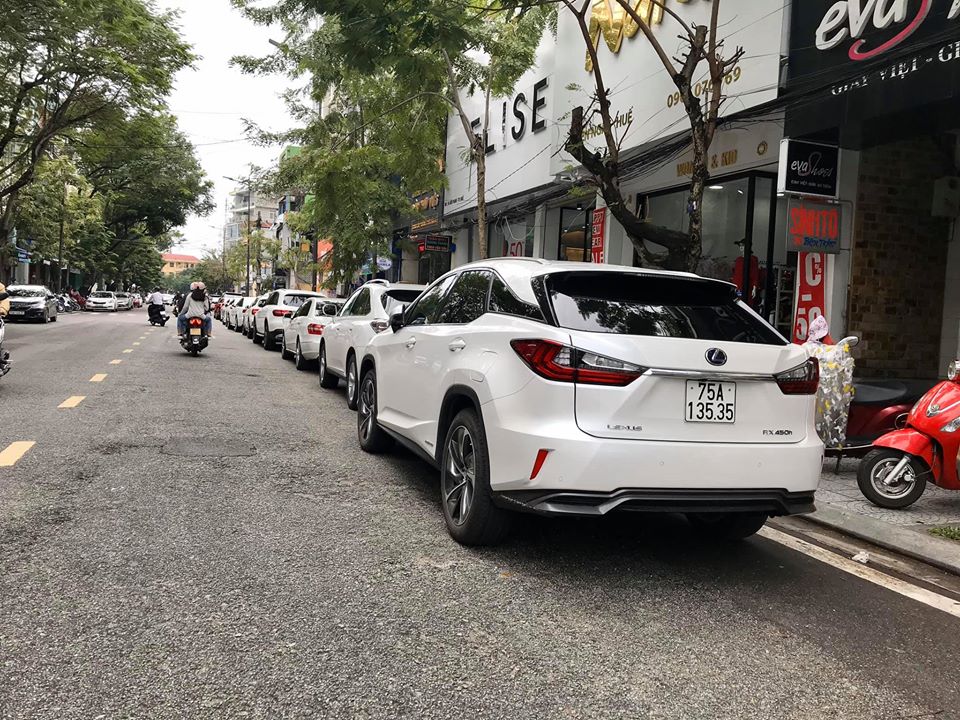 Chiếc Lexus RX450H biển số 75A-135.35 xếp cuối hàng xe đưa dâu