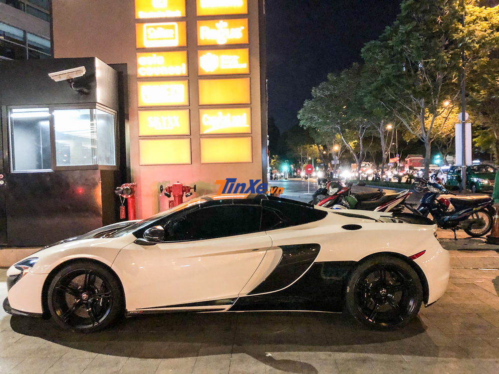 Ngo&agrave;i sợi carbon, phần nắp cap&ocirc; độ của si&ecirc;u xe McLaren 650S Spider m&agrave;u trắng c&ograve;n g&acirc;y ấn tượng với hai khe hốc gi&oacute; lớn tương tự như tr&ecirc;n chiếc McLaren P1