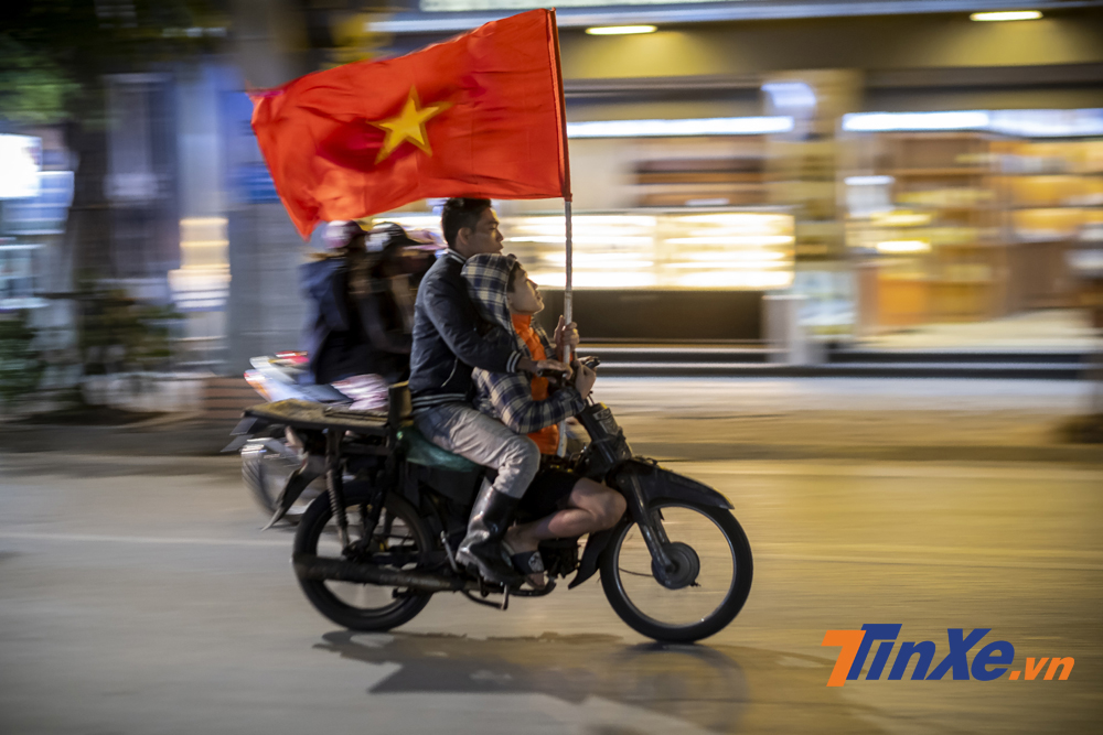Một đ&ocirc;i cổ động vi&ecirc;n đ&atilde; sử dụng xe tự chế để đi cổ vũ.