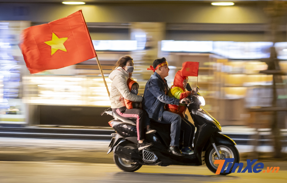 Tất nhi&ecirc;n nhiều bậc phụ huynh đ&atilde; qu&ecirc;n kh&ocirc;ng đội mũ bảo hiểm khi đi cổ vũ.