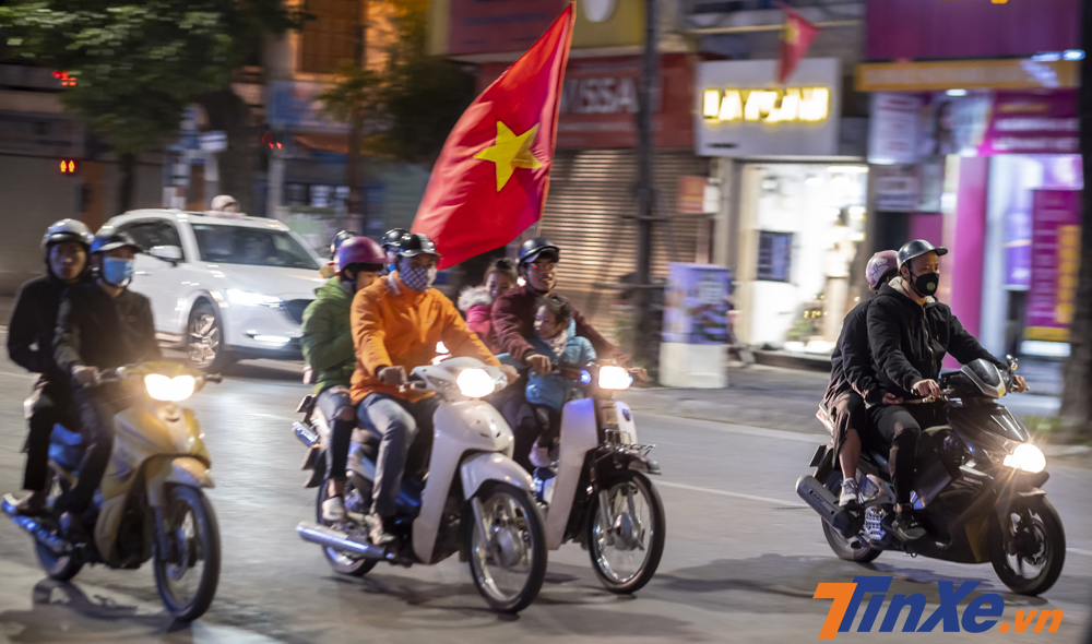 Mặc d&ugrave; đội tuyển Việt Nam chiến thắng đội tuyển Indonesia nhưng c&oacute; kh&aacute; &iacute;t cổ động vi&ecirc;n xuống đường để ăn mừng chiến thắng.