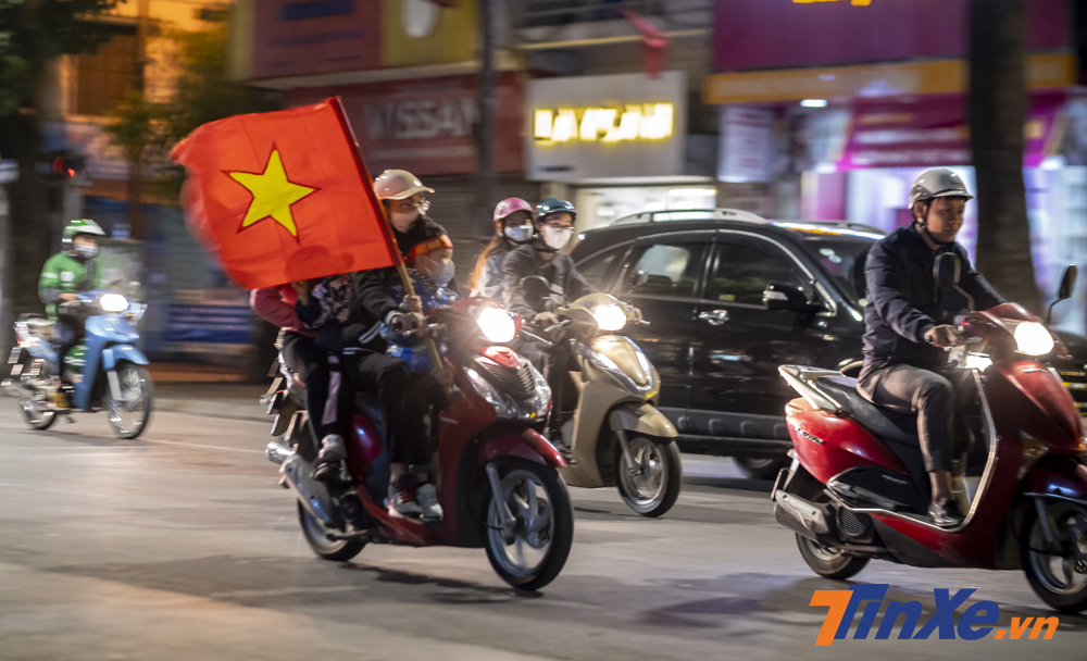 C&aacute;c cổ động vi&ecirc;n đi ri&ecirc;ng lẻ hoặc c&aacute;c nh&oacute;m nhỏ n&ecirc;n kh&ocirc;ng tạo ra một bầu kh&ocirc;ng kh&iacute; n&oacute;ng cũng như &aacute;p lực giao th&ocirc;ng l&ecirc;n lực lượng chức năng.
