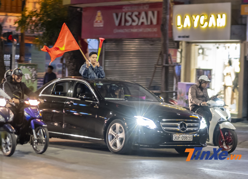 Với c&aacute;c cổ động vi&ecirc;n sử dụng &ocirc; t&ocirc; đi cổ vũ th&igrave; kh&ocirc;ng kh&oacute; gặp cảnh họ th&ograve; hẳn người ra khỏi xe.