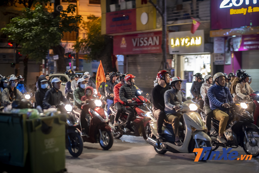 Kh&ocirc;ng qu&aacute; ồn &agrave;o, nhưng c&aacute;c cổ động vi&ecirc;n vẫn h&ocirc; vang khẩu hiệu Việt Nam v&ocirc; địch tr&ecirc;n mỗi tuyến đường họ đi qua.