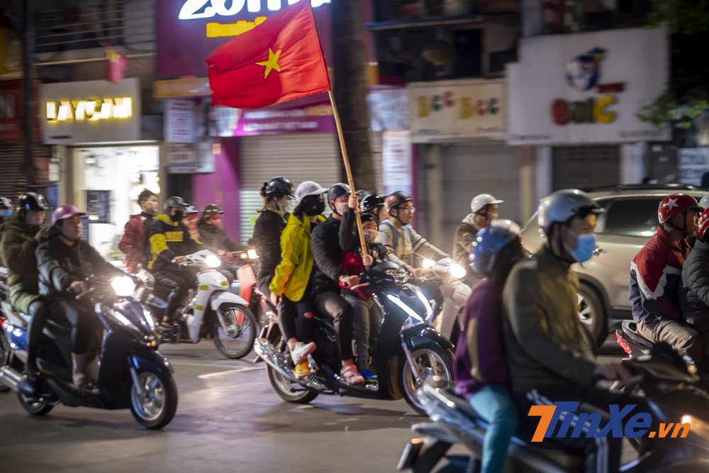 C&aacute;c cổ động vi&ecirc;n đi th&agrave;nh từng nh&oacute;m nhỏ lẽ v&agrave; nhiều gia đ&igrave;nh vẫn đưa con nhỏ đi c&ugrave;ng để cổ vũ.