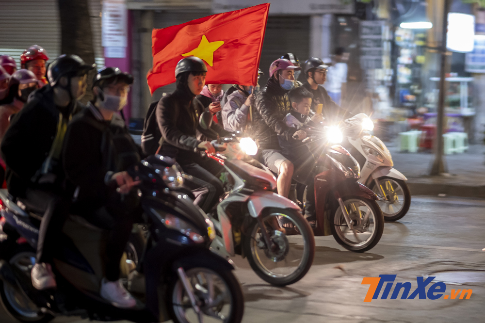 Mặc d&ugrave; chiến thắng nhưng c&aacute;c cổ động vi&ecirc;n Việt Nam xuống đường &iacute;t hơn hẳn những trận thắng quan trọng trước đ&acirc;y.