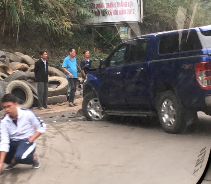 Một bánh xe của Ford Ranger bị nổ lốp