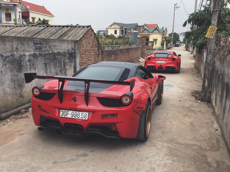 Cặp đ&ocirc;i Ferrari độ độc nhất Việt Nam di chuyển tr&ecirc;n đường qu&ecirc; l&agrave;ng tỉnh Hải Dương