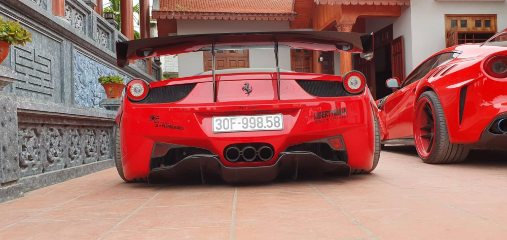 Các chi tiết độ bằng carbon của Liberty Walk như cánh lướt gió phía trước, nẹp sườn và cả cánh gió đuôi khổng lồ vẫn giữ nguyên không có gì thay đổi Các chi tiết độ bằng carbon của Liberty Walk như cánh lướt gió phía trước, nẹp sườn và cả cánh gió đuôi khổng lồ vẫn giữ nguyên không có gì thay đổi