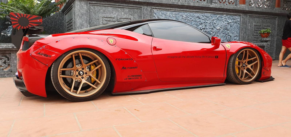 Ferrari 458 Italia độ Liberty Walk độc nhất vô nhị tại Việt Nam có thể hạ gầm sát mặt đất do có trang bị phuộc hơi nâng hạ gầm của Air Fex Ferrari 458 Italia độ Liberty Walk độc nhất vô nhị tại Việt Nam có thể hạ gầm sát mặt đất do có trang bị phuộc hơi nâng hạ gầm của Air Fex