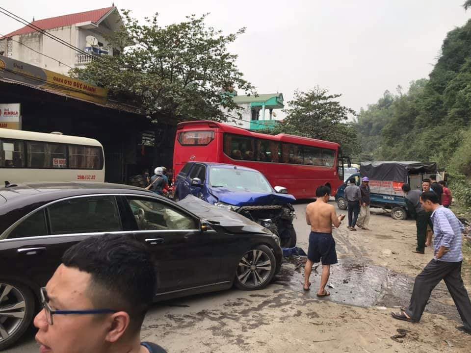 Hiện trường vụ tai nạn của xe tải nhỏ (phía xa), xe bán tải Ford Ranger và Mercedes-Benz S500 tại quốc lộ 6, Hoà Bình