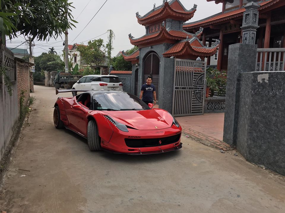 Doanh nh&acirc;n quận 12 ra đ&oacute;n bạn l&aacute;i si&ecirc;u xe về qu&ecirc; m&igrave;nh chơi