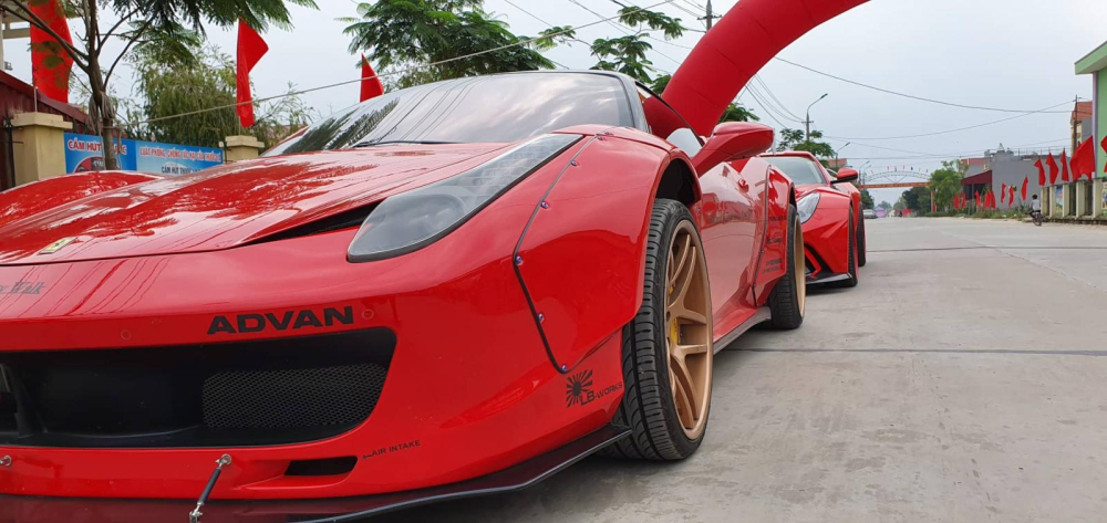 Siêu xe Ferrari 458 Italia độ Liberty Walk có màu vàng nhưng khi được công ty nhập khẩu tư nhân Hà Nội mua về đã sơn lại thành màu đỏ Siêu xe Ferrari 458 Italia độ Liberty Walk có màu vàng nhưng khi được công ty nhập khẩu tư nhân Hà Nội mua về đã sơn lại thành màu đỏ