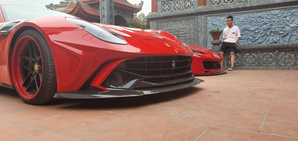 Màu gốc của siêu xe Ferrari F12 Berlinetta độ Duke Dynamics là đỏ sẫm được sơn lại thành đỏ tươi Màu gốc của siêu xe Ferrari F12 Berlinetta độ Duke Dynamics là đỏ sẫm được sơn lại thành đỏ tươi
