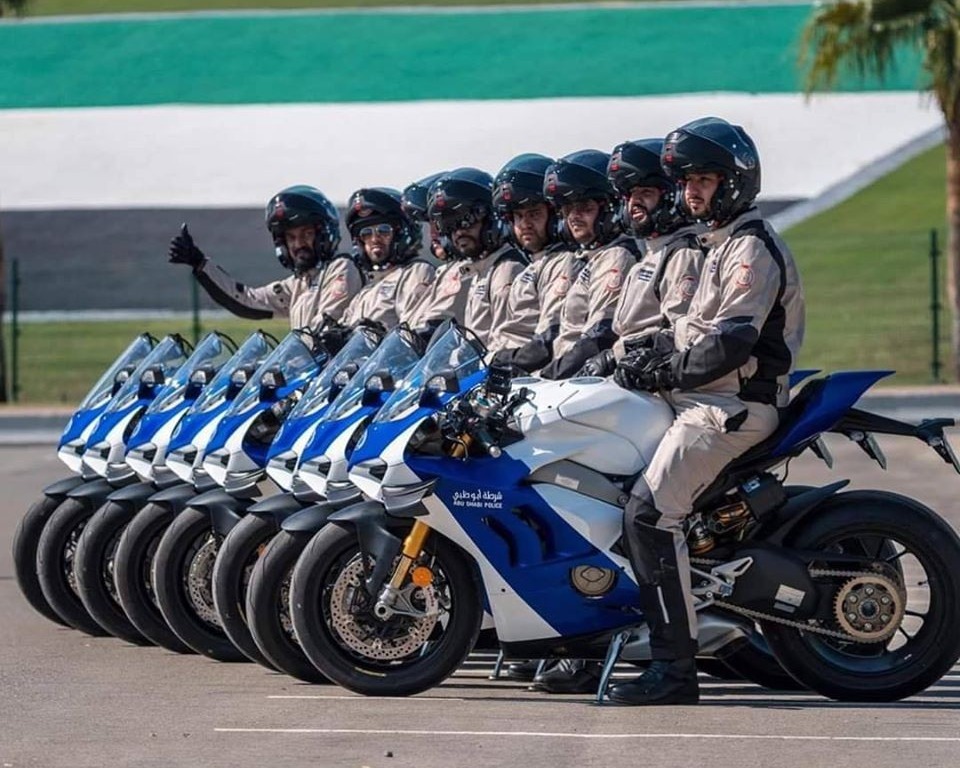 Dàn xe tuần tra Ducati Panigale V4 R của cảnh sát Abu Dhabi Dàn xe tuần tra Ducati Panigale V4 R của cảnh sát Abu Dhabi