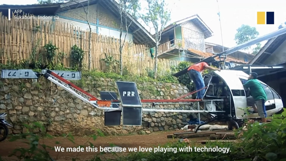 Công việc chế tạo chiếc trực thăng có thêm sự trợ giúp của hai người, gồm con trai và hàng xóm của Junaedi Công việc chế tạo chiếc trực thăng có thêm sự trợ giúp của hai người, gồm con trai và hàng xóm của Junaedi
