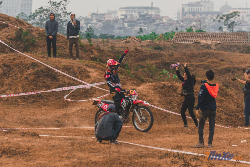 Khoảnh khắc nhà vô địch cán đích sau 5 vòng đấu khắc nghiệt của vòng chung kết. Tay nài với chiếc xe Yamaha XTZ125 đã hoàn thành xuất sắc vòng thi với thành tích bỏ xa các vận động viên còn lại.